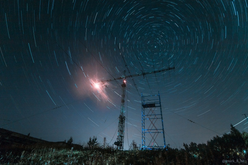 Изображение:Марк Цедрик Хоровод звезд над научной станцией близ Усолья-7.jpg